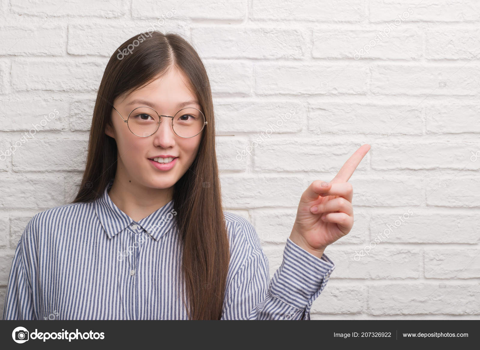 Mulher Chinesa Jovem Sobre Parede Tijolo Olhando Através Lupa Com fotos,  imagens de © Krakenimages.com #208385648