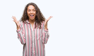 Güzel genç İspanyol kadın deli ve silah ile başarı için hayran kutluyor kaldırdı ve açık gözleri çığlık heyecanlı. Kazanan kavramı