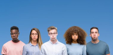 Grup mavi blackground komik surat ile yanakları şişirme üzerine arkadaşıyla bileşimi. Ağız ile hava, deli ifade şişirilmiş.