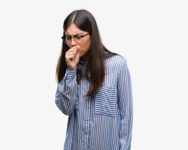 Hasta ve soğuk veya bronşit için semptom olarak öksürük duygu genç güzel İspanyol iş kadını. Sağlık kavramı.