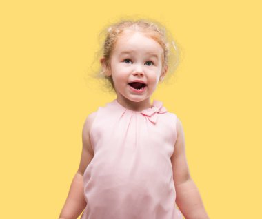 Güzel sarışın yürümeye başlayan çocuk el hareketi