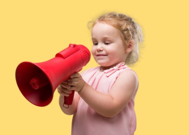 Güzel sarışın yürümeye başlayan çocuk megafon ile bağırarak