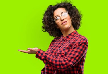 Bir şey boş elinde tutan güzel Arap kadın