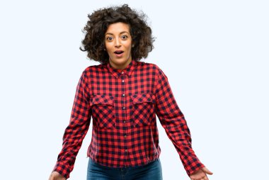 Panik ve korku ifade şokta, güzel Arap kadın korkuttu