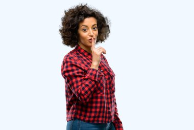 Dudaklarında, işaret parmağı ile güzel Arap kadın sormak sessiz olmalısın. Sessizlik ve gizli kavramı