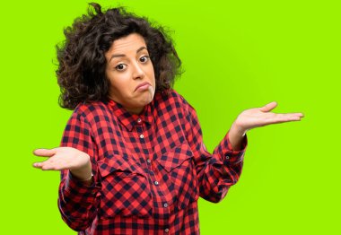 Güzel Arap kadın şüphe ifade, şaşırtmak ve kavramı, belirsiz gelecekte omuzlarında shrugging merak ediyorum