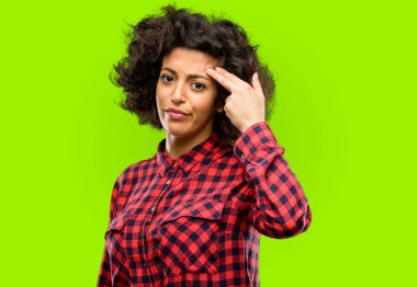 Güzel Arap kadın mutsuz intihar jest yapmak her şeyi yorgun. Sürgünler silah, taklit el ile üzgün