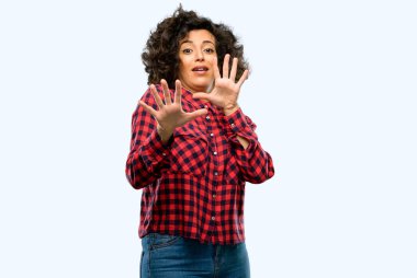 Dur jest, bir savunma olarak ellerini tutmak, bağırarak güzel Arap kadın tiksinti ve kızgın,