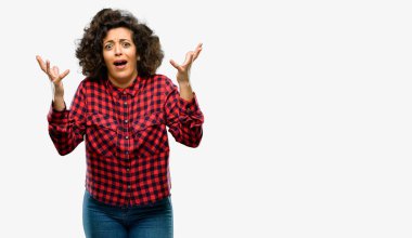 Güzel Arap kadın dehşet ve sinir anksiyete ve panik jest, bunalmış ifade