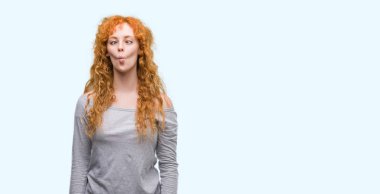 Dudakları, çılgın ve komik bir jest ile genç Kızıl saçlı kadın yapma balık yüz. Komik ifade.