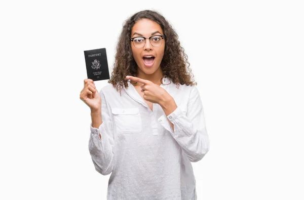 Jovem Hispânica Segurando Passaporte Dos Estados Unidos América Muito Feliz — Fotografia de Stock