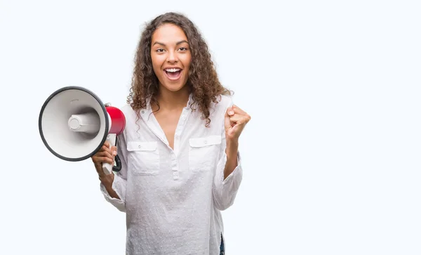 Mujer Hispana Joven Sosteniendo Megáfono Gritando Orgulloso Celebrando Victoria Éxito — Foto de Stock