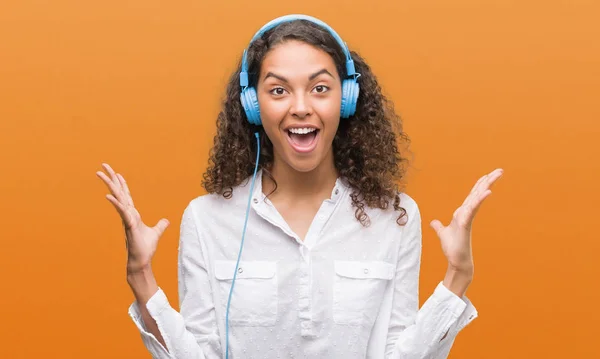 Junge Hispanische Frau Trägt Kopfhörer Sehr Glücklich Und Aufgeregt Siegerausdruck — Stockfoto