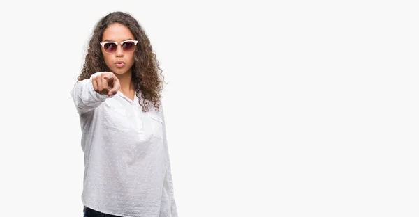 Mulher Hispânica Jovem Usando Óculos Sol Apontando Com Dedo Para — Fotografia de Stock