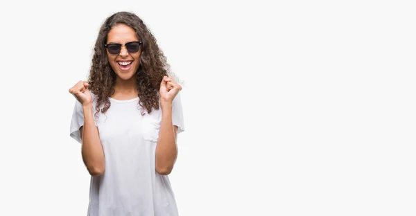 Junge Hispanische Frau Mit Sonnenbrille Aufgeregt Für Den Erfolg Mit — Stockfoto