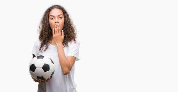 Junge Hispanische Frau Hält Fußballball Bedeckt Mund Mit Hand Schockiert — Stockfoto