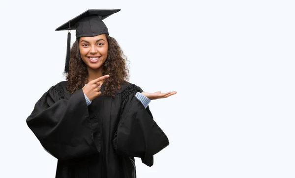 Jonge Spaanse Vrouw Dragen Afstuderen Uniform Erg Blij Met Hand — Stockfoto