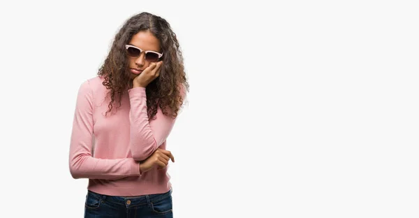 Schöne Junge Hispanische Frau Mit Sonnenbrille Denkt Müde Und Gelangweilt — Stockfoto
