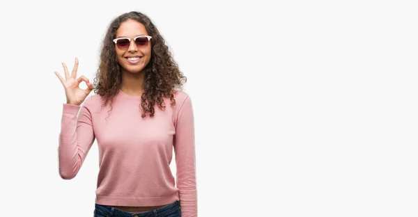 Mulher Hispânica Jovem Bonita Usando Óculos Sol Sorrindo Positivo Fazendo — Fotografia de Stock