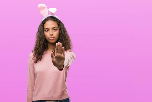 Junge Hispanische Frau Trägt Osterhasenohren Mit Offener Hand Macht Stoppschild — Stockfoto