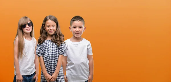 Gruppo Ragazzi Ragazze Bambini Sfondo Arancione Con Viso Felice Piedi — Foto Stock