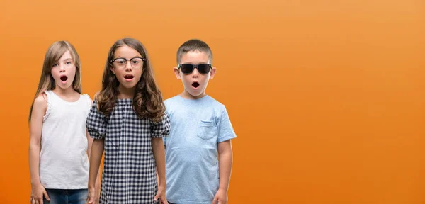 Group Boy Girls Kids Orange Background Scared Shock Surprise Face — Stock Photo, Image