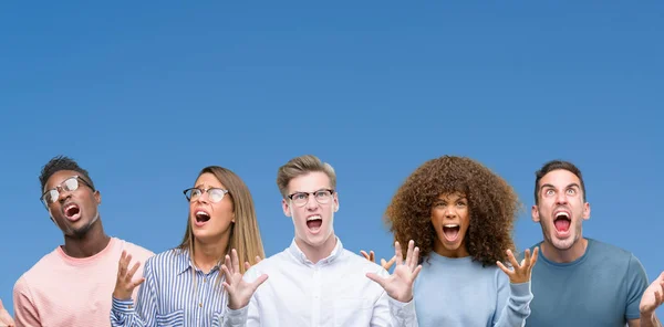 Composición Grupo Amigos Sobre Tierra Negra Azul Loco Loco Gritando — Foto de Stock