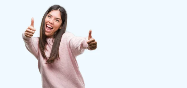 Junge Schöne Hispanische Frau Einem Pullover Die Positive Geste Mit — Stockfoto