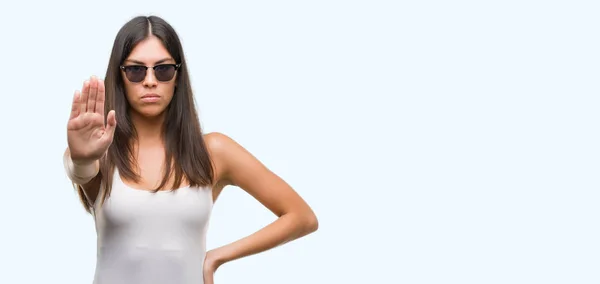Junge Schöne Hispanics Mit Sonnenbrille Tun Stop Singen Mit Handfläche — Stockfoto