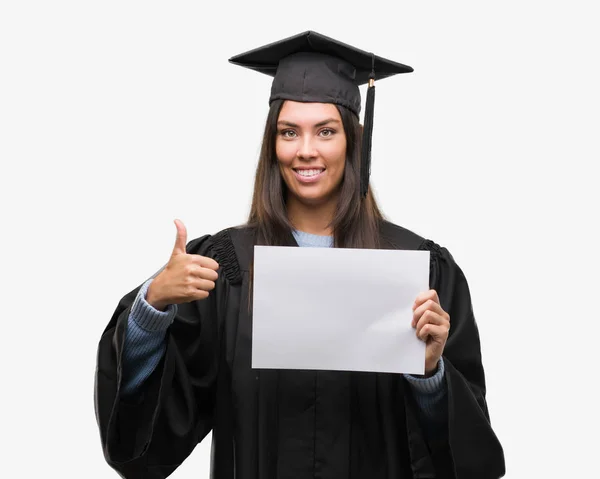 Mujer Hispana Joven Con Uniforme Graduado Sosteniendo Papel Diploma Feliz — Foto de Stock