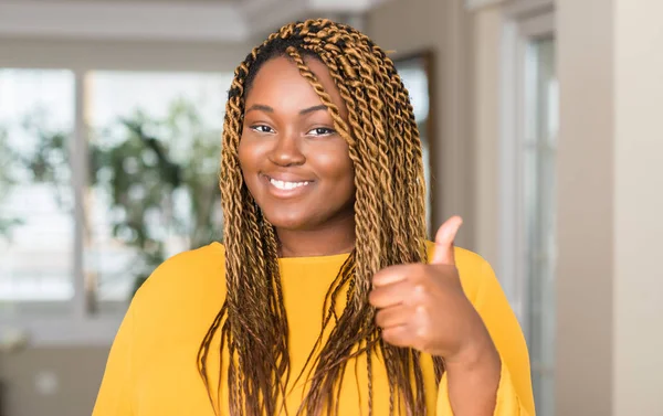 アフリカ系アメリカ人の女性で笑顔の サインをやって満足して家に 優秀な兆候の指で親指 — ストック写真