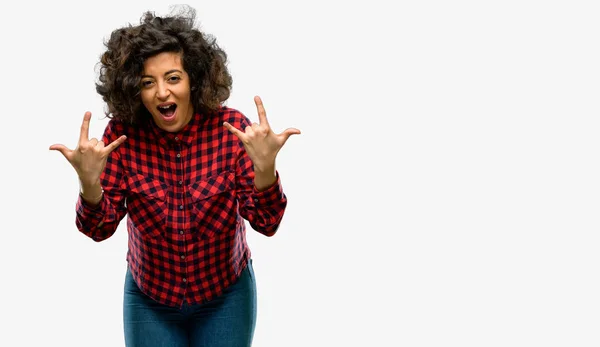 Mooie Arabische Vrouw Rock Symbool Met Handen Maken Schreeuwen Vieren — Stockfoto