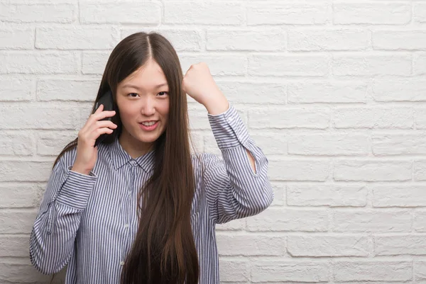 Young Chinese Woman Brick Wall Talking Phone Annoyed Frustrated Shouting — Stock Photo, Image