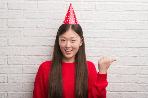 Молодая Китаянка Кирпичной Стеной Шляпе День Рождения Показывает Пальцем Вверх — стоковое фото