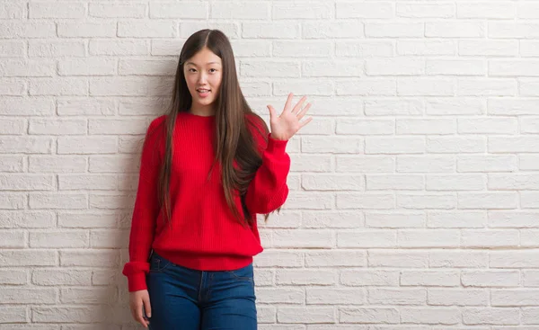 Jovem Chinesa Sobre Parede Tijolo Mostrando Apontando Para Cima Com — Fotografia de Stock