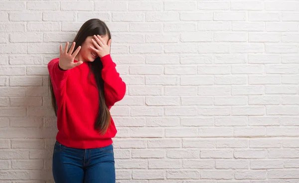 Jonge Chinese Vrouw Bakstenen Muur Dekking Ogen Met Handen Stop — Stockfoto