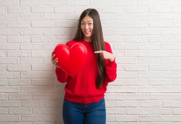 Junge Chinesin Verliebt Über Ziegelmauer Hält Rotes Herz Sehr Glücklich — Stockfoto