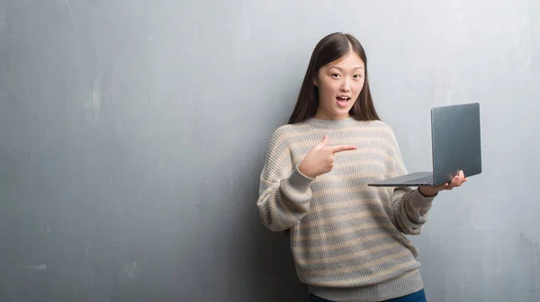 Jonge Chinese Vrouw Grijs Muur Met Behulp Van Computer Laptop — Stockfoto