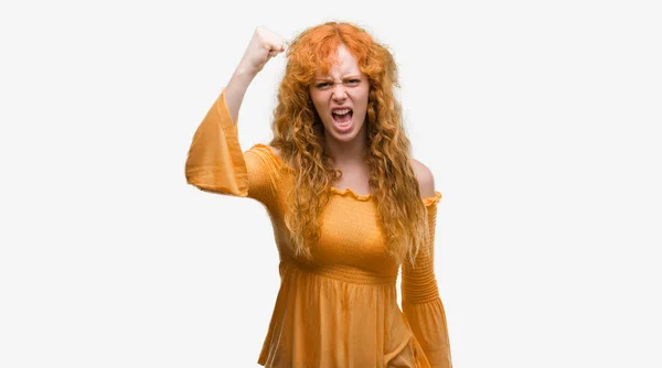 年轻的红头发的女人愤怒和疯狂举起拳头沮丧和愤怒 而愤怒的呼喊 愤怒和侵略性概念 — 图库照片