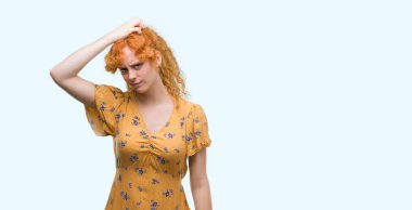 Genç Kızıl saçlı kadın yanıltır ve soru hakkında merak ediyorum. Şüphe, kafasına el ile düşünme ile belirsiz. Dalgın kavramı.