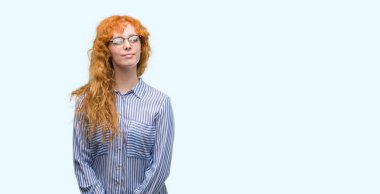 Genç redhead bussines kadın görünümlü yan ve dik dik bakma uzağa düşünce gülümseyen.