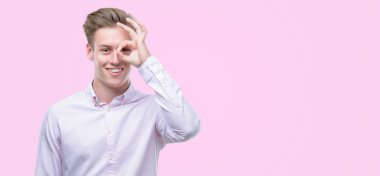 Mutlu yüz el parmaklarının arasından seyir göz üzerinde ok işaretiyle yapıyor gülümseyen genç sarışın yakışıklı