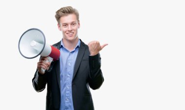 Genç yakışıklı sarışın adam el ve parmak ile yukarı dönük mutlu yüz gülümseyen ile bir megafon holding