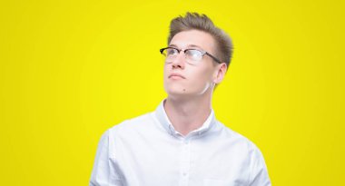 Genç yakışıklı sarışın adam görünümlü yan ve dik dik bakma uzağa düşünce gülümseyen.