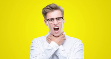 Genç yakışıklı sarışın adam bağırmaya ve çünkü boğmak acı kendi ellerimle öldürürüm. Sağlık sorunu. Yaralarından ve intihar kavramı.