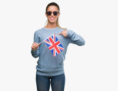 İngiltere bayrak sürpriz yüz işaret parmağı kendisine tutan güzel genç kadın