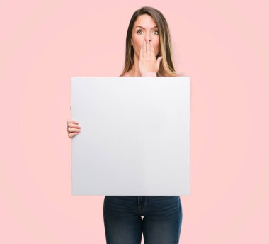 Reklam banner kapak ağız elle hata, korku, ifade için utanç ile şok tutan güzel genç kadın sessizce, gizli kavramı korkuttu