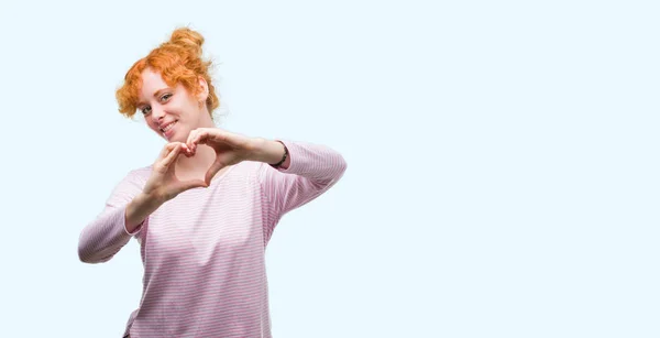 Молодая Рыжая Женщина Улыбается Любви Показывая Символ Форму Сердца Руками — стоковое фото
