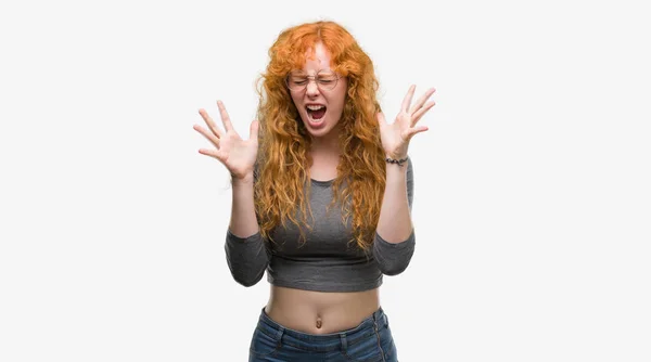 Jeune Rousse Femme Célébrant Fou Fou Succès Avec Les Bras — Photo