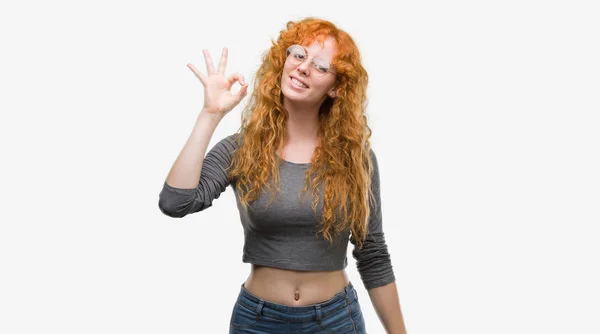 手と指で サインをしている肯定的な笑みを浮かべて若い赤毛の女性 成功した式 — ストック写真